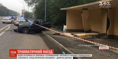 На Київщині автомобіль врізався у зупинку, серед травмованих дитина
