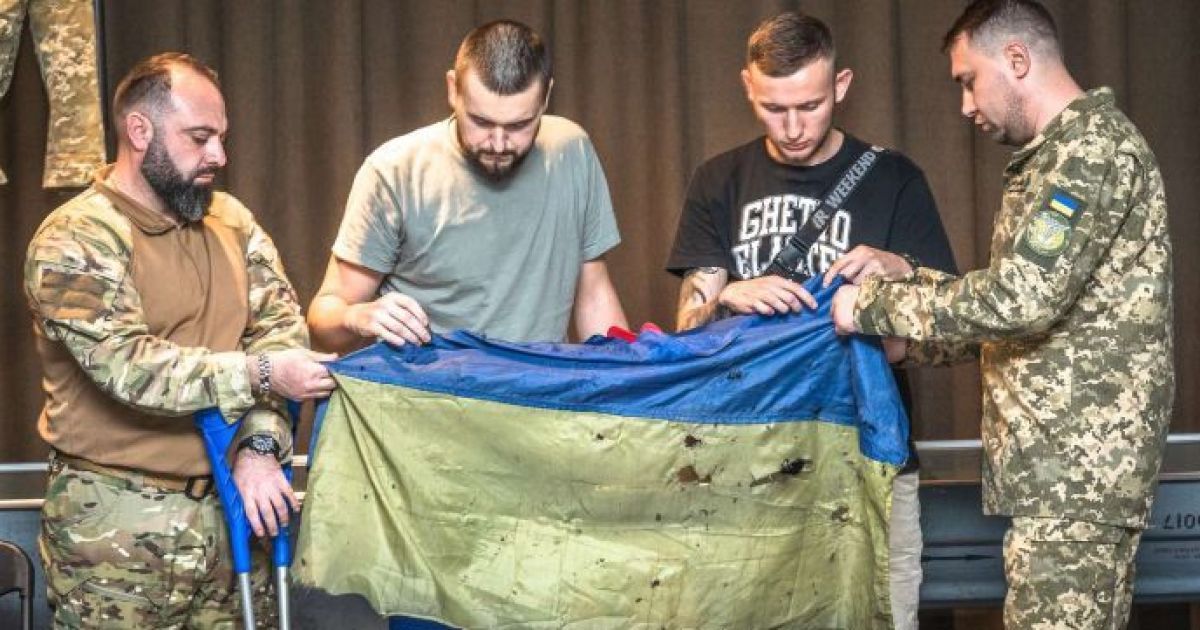 Прапор України, який майорів над "Азовсталлю", передали до музею