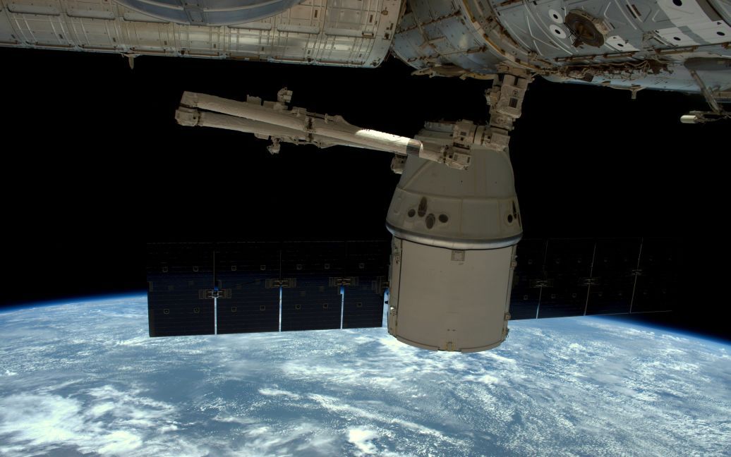 Астронавт Тім Піке сфотографував вантажний корабель SpaceX Dragon, коли він відстикувався від Міжнародної космічної станції. Планується, що космічний апарат приводниться у Тихому океані. / © NASA