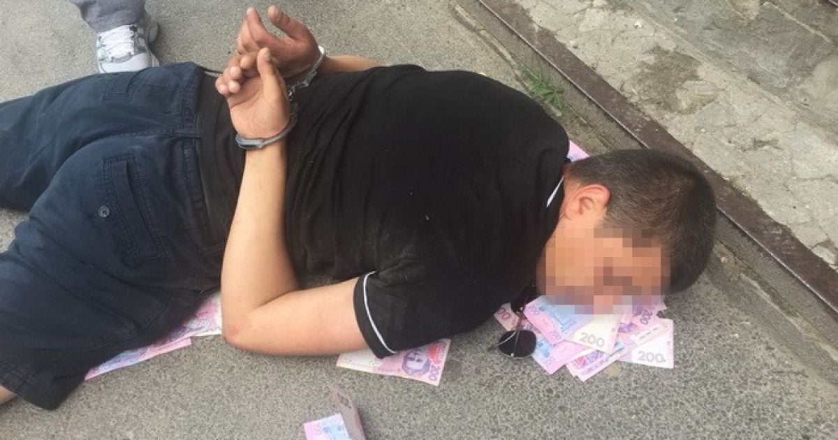 У Хмельницькому викрили банду рекетирів, які вибивали у людей гроші, погрожуючи розправою