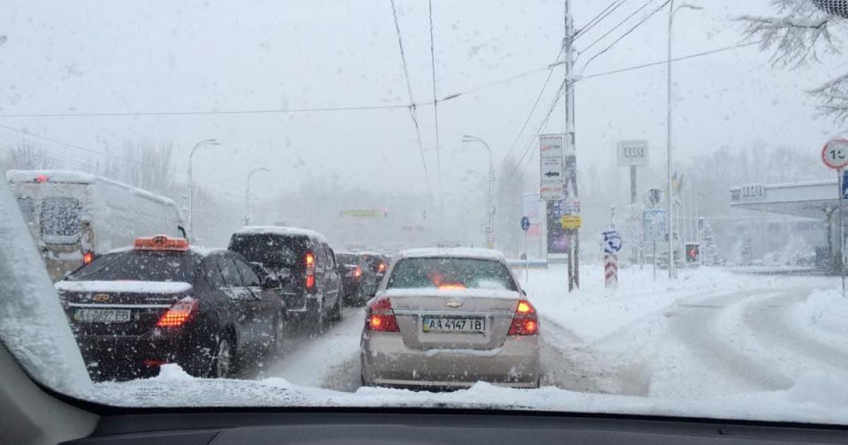 Потужний снігопад застав киян зненацька: у соцмережах лаються на величезні затори
