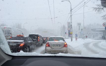 Мощный снегопад застал киевлян врасплох: в соцсетях ругаются на огромные пробки