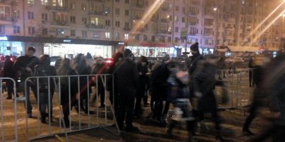 В Киеве возле дворца "Украина" пытались сорвать концерт украинских исполнителей