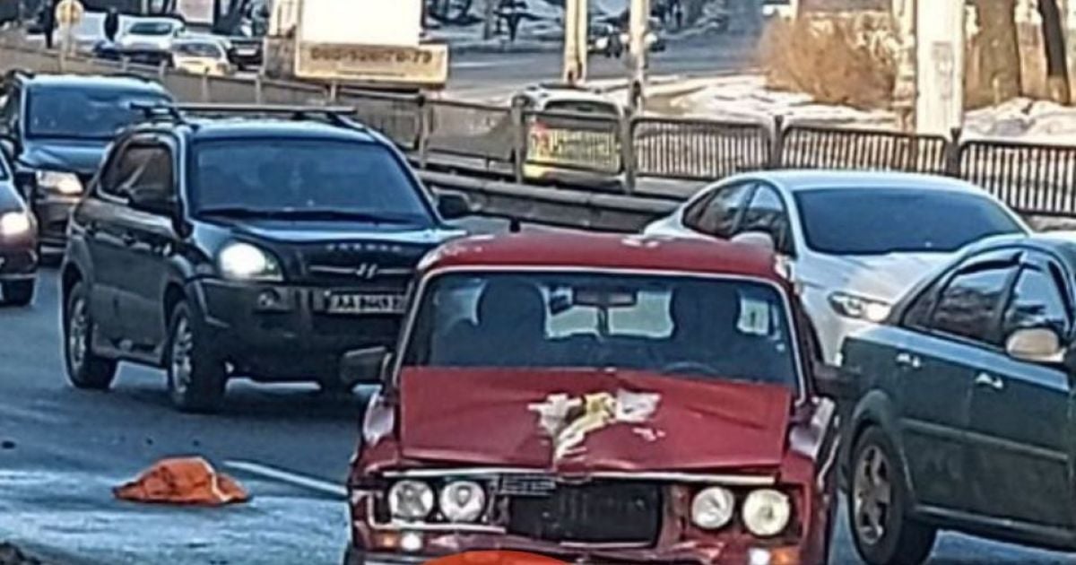 У Києві зіткнулися дві автівки і тролейбус: одне з авто вилетіло на зупинку з людьми