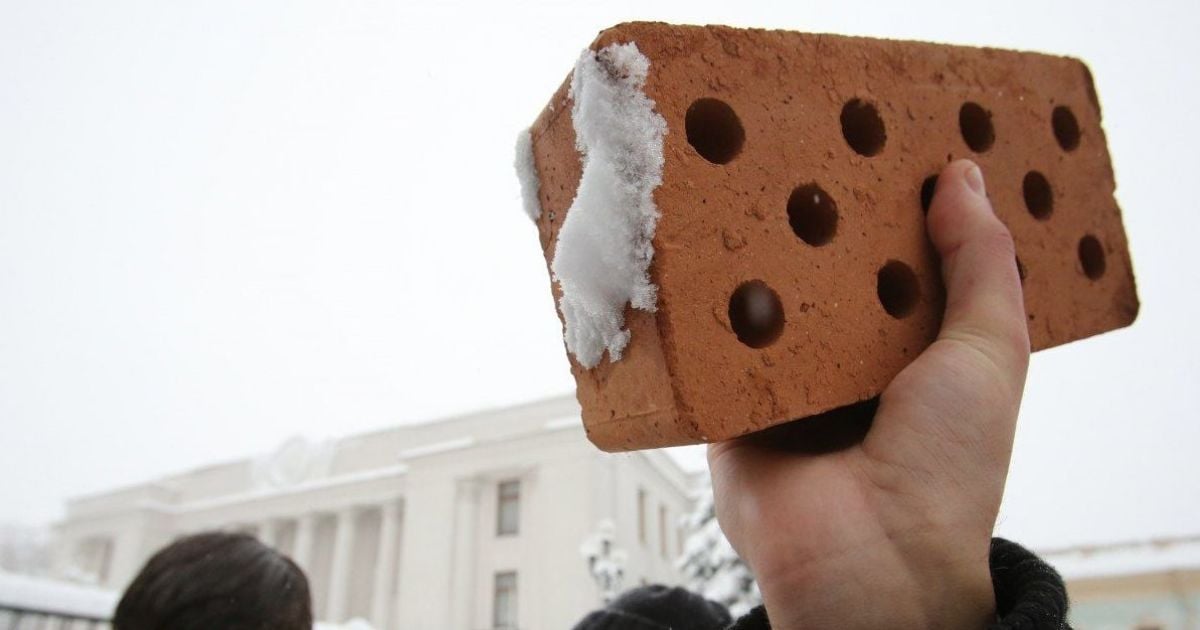 В Житомире мужчина швырнул в голову полицейского кирпич