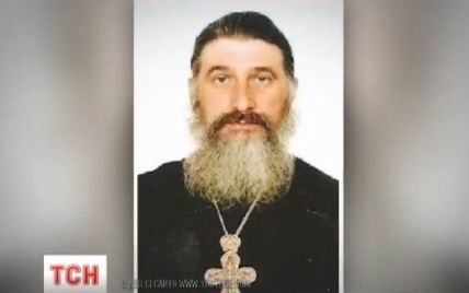 Правоохоронці звільнили скандального священика, який викопав труну померлої жінки
