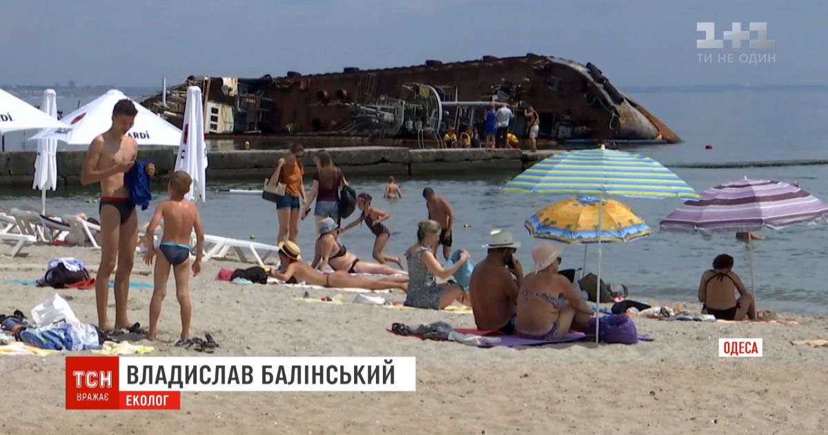Танкер "Делфи" остается в море и загрязняет воду у одесского пляжа