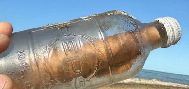 Пляшка з посланням / Фото: WCVB-TV