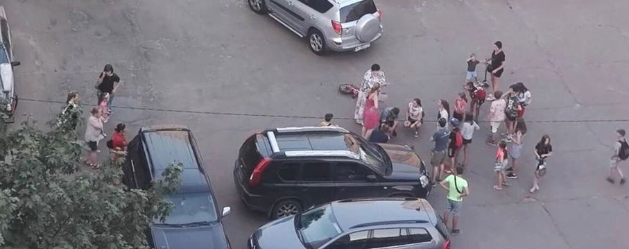 В Вишневом женщина на Toyota сбила ребенка на велосипеде и въехала в припаркованную Skoda