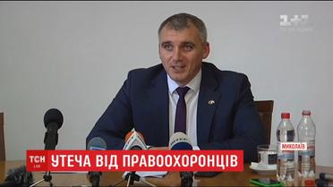 Мер Миколаєва утік зі свого кабінету, ховаючись від поліції та вручення протоколу