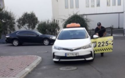 "Намотував кола, розраховуючи на солідний чай": у Києві таксист вдарив літню іноземку та ногою розчавив окуляри