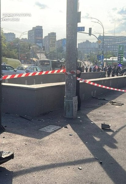 В Киеве произошло жуткое ДТП: авто вылетело в подземный переход, есть погибшие