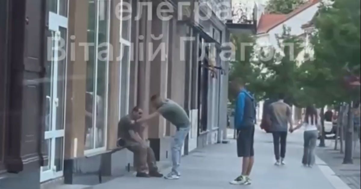 З військового зірвали шеврони в центрі Ужгорода. Фото: скриншот з відео