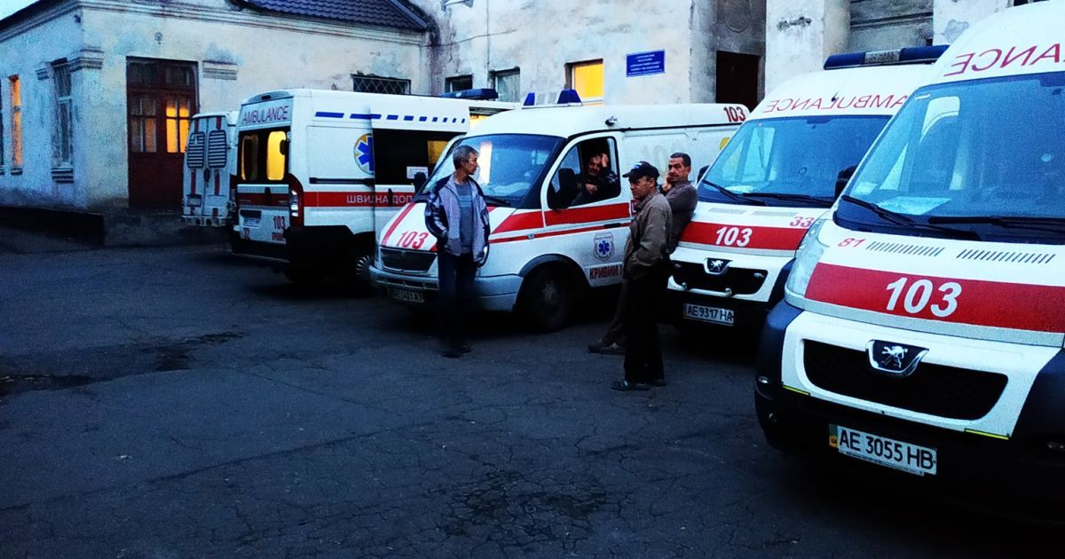 "Швидкі щемляться одна поперед одної": у Кривому Розі хворого з пневмонією 5 годин не могли прилаштувати у лікарню