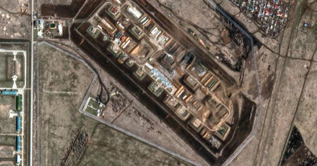 Супутникові знімки показують наслідки удару по аеродрому “Енгельс”, де вибухнув склад боєприпасів