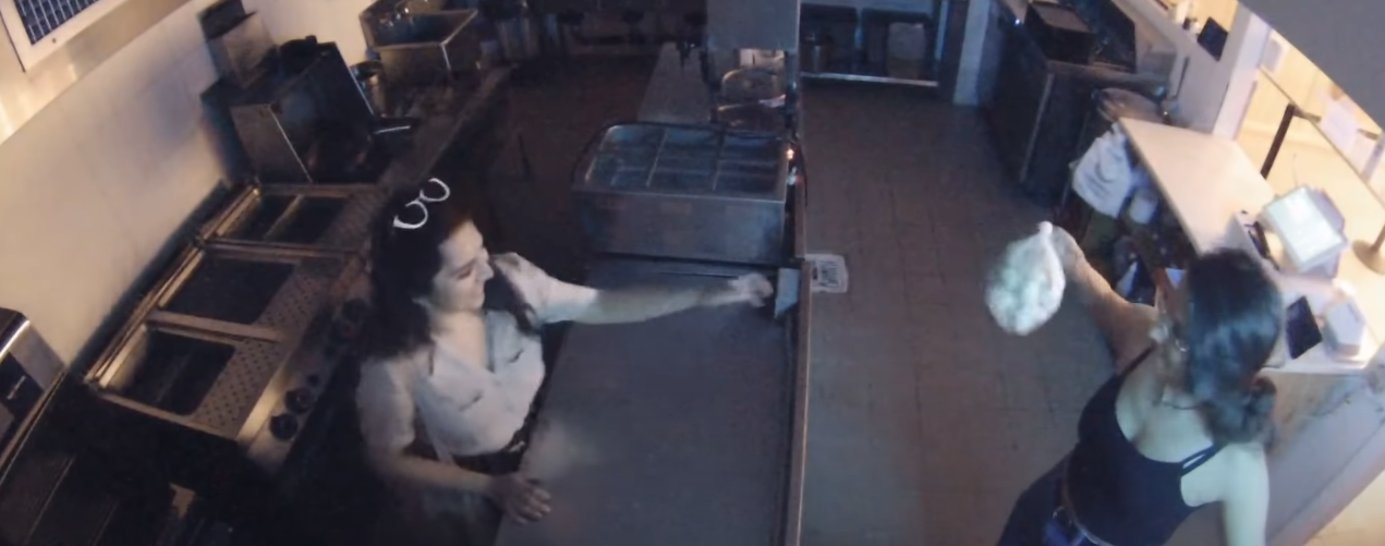 Две пьяные американки ворвались в кафе, чтобы сварить себе полуфабрикаты