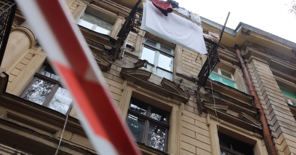 Просто йшов на роботу: у Дніпрі жінка випала з балкона на перехожого і зламала йому хребет