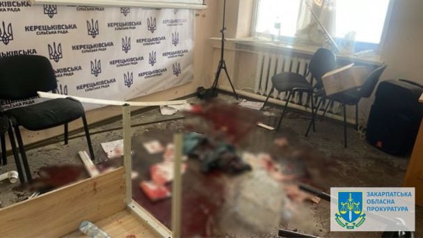 Foto dalla scena dell'esplosione di una granata nel consiglio del villaggio di Keretsk in Transcarpazia / Foto: Procura regionale della Transcarpazia / © Procura regionale della Transcarpazia