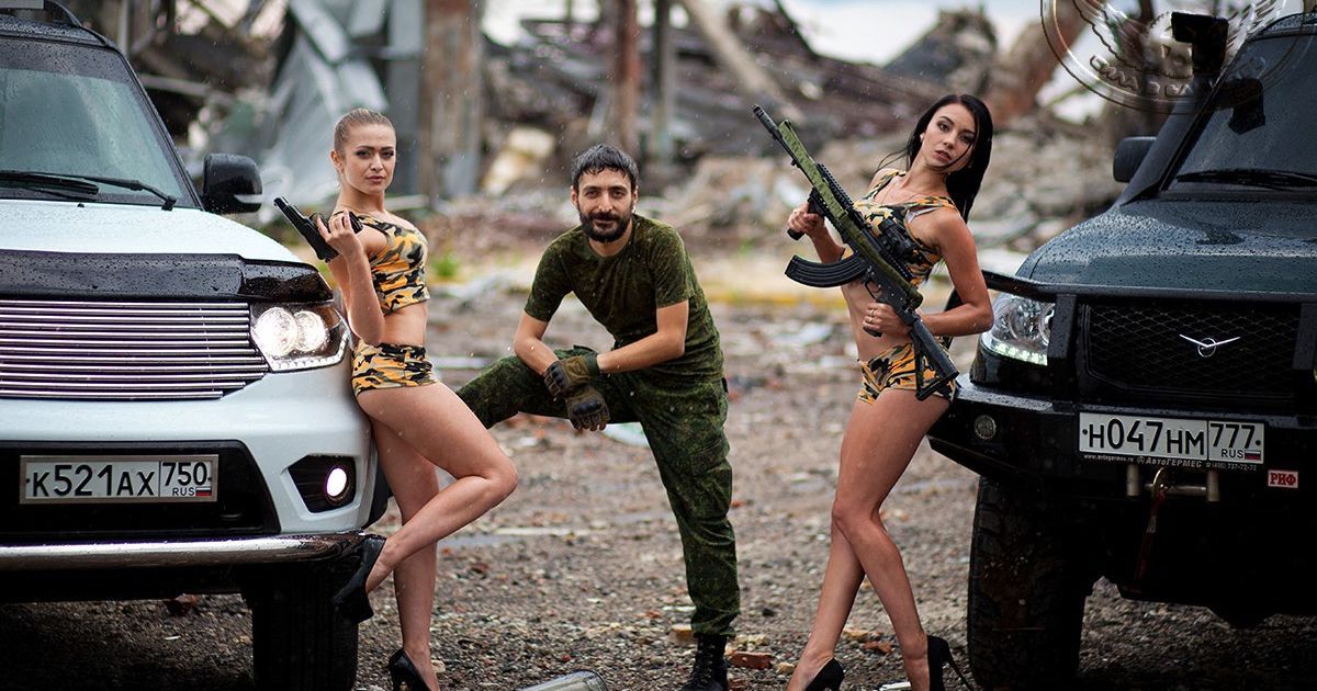 Девушки позировали там, где погибали люди / © VK/ПАТРИОТ! (общественная организация)