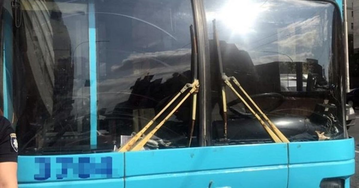 У Києві невідомий відкрив стрілянину у тролейбусі: двоє чоловіків у лікарні
