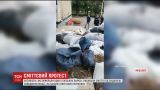 У Миколаєві активісти висипали машину сміття на сходи райадміністрації