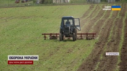 Россияне умышленно сбросили дрон на тракториста в поле! Ужас на Сумщине