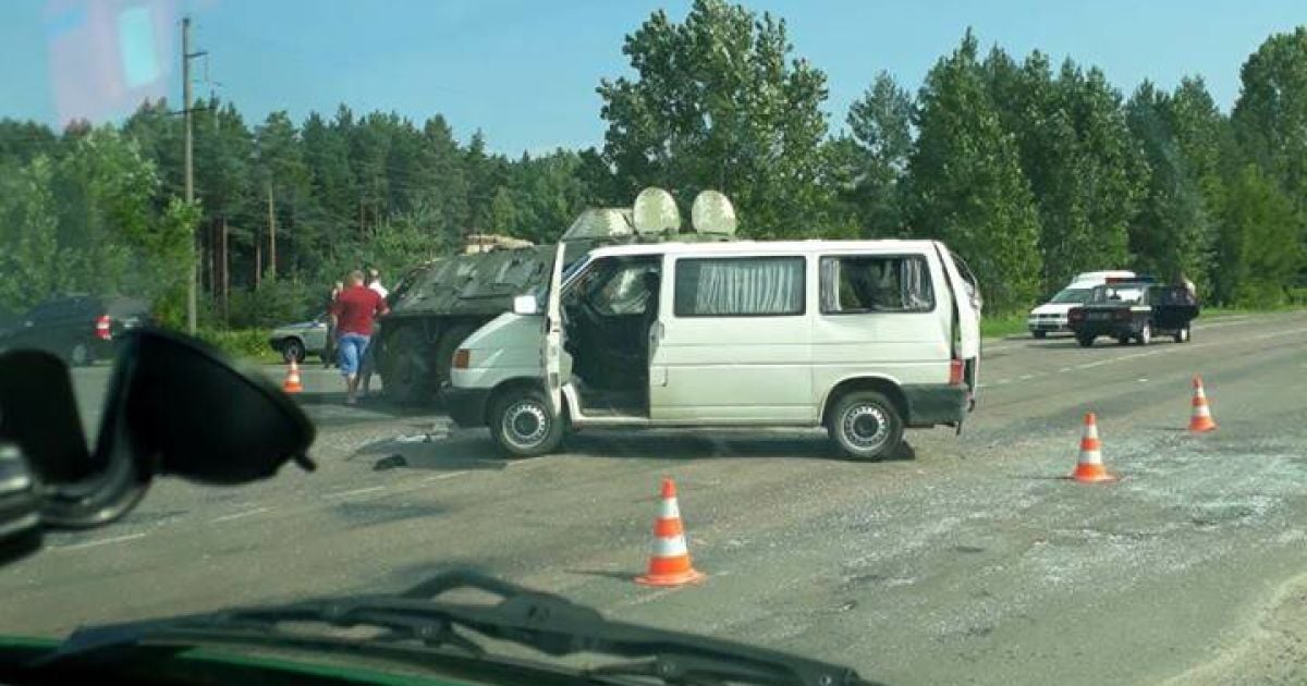 Військовий БТР зіткнувся з мікроавтобусом на Рівненщині