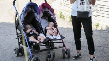 Флешмоб "Подвійне щастя" в Києві / © УНІАН