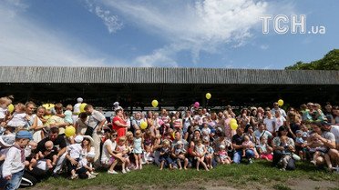 Флешмоб "Подвійне щастя" в Києві / © УНІАН