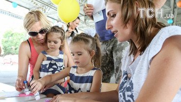 Флешмоб "Подвійне щастя" в Києві / © УНІАН