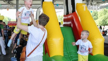 Флешмоб "Подвійне щастя" в Києві / © УНІАН