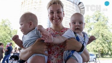 Флешмоб "Подвійне щастя" в Києві / © УНІАН