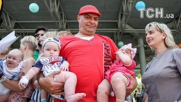 Флешмоб "Подвійне щастя" в Києві / © УНІАН