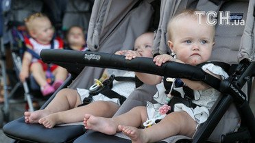 Флешмоб "Подвійне щастя" в Києві / © УНІАН