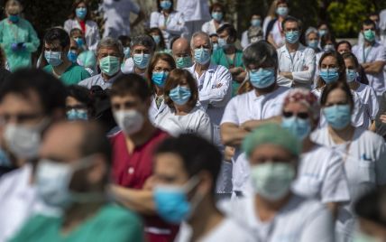 Правительство выделило 2,2 млрд грн на специальные выплаты медикам, которые борются с коронавирусом
