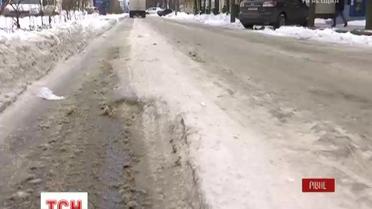 В Ровно коммунальщикам выписывают штрафы за скользкие дороги