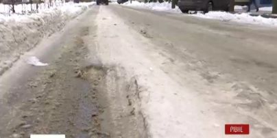 В Ровно коммунальщикам выписывают штрафы за скользкие дороги
