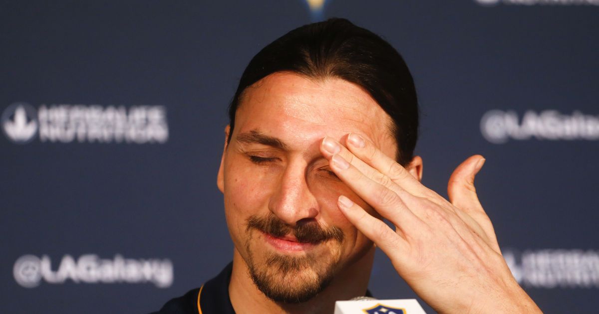 З сигарою та метеликом. Ібрагімович у діловому костюмі приміряв образ Агента 007