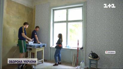 Аматорський ремонт: у Чернівцях лаштують сторічний будинок для переселенців