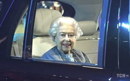 Фотографи зазнімкували, як королева Єлизавета II непомітно підфарбовувала губи на шоу у Віндзорі