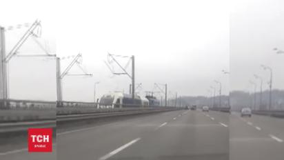 Экспресс Киев-Борисполь движется на прицепе