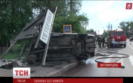 На Житомирщині жінка-водій протаранила зупинку: є постраждалі