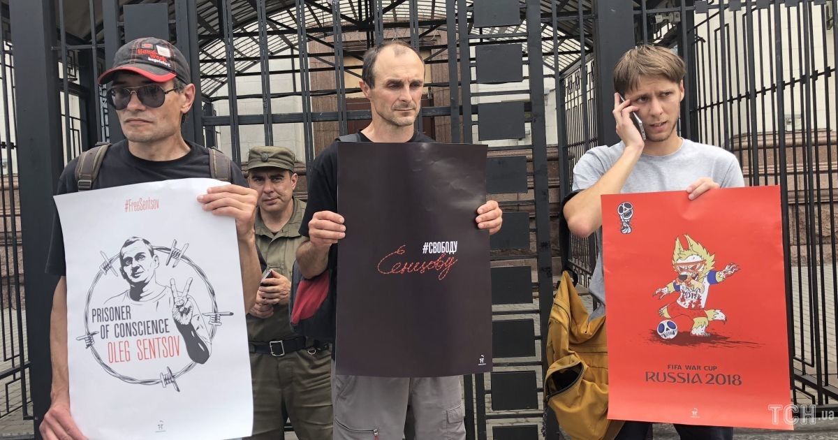Під посольством РФ у Києві вимагали звільнити Сенцова та політв'язнів РФ