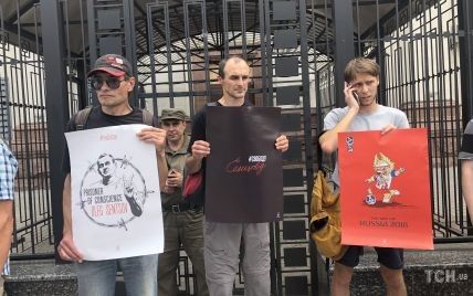 Под посольством РФ в Киеве требовали освободить Сенцова и политзаключенных РФ