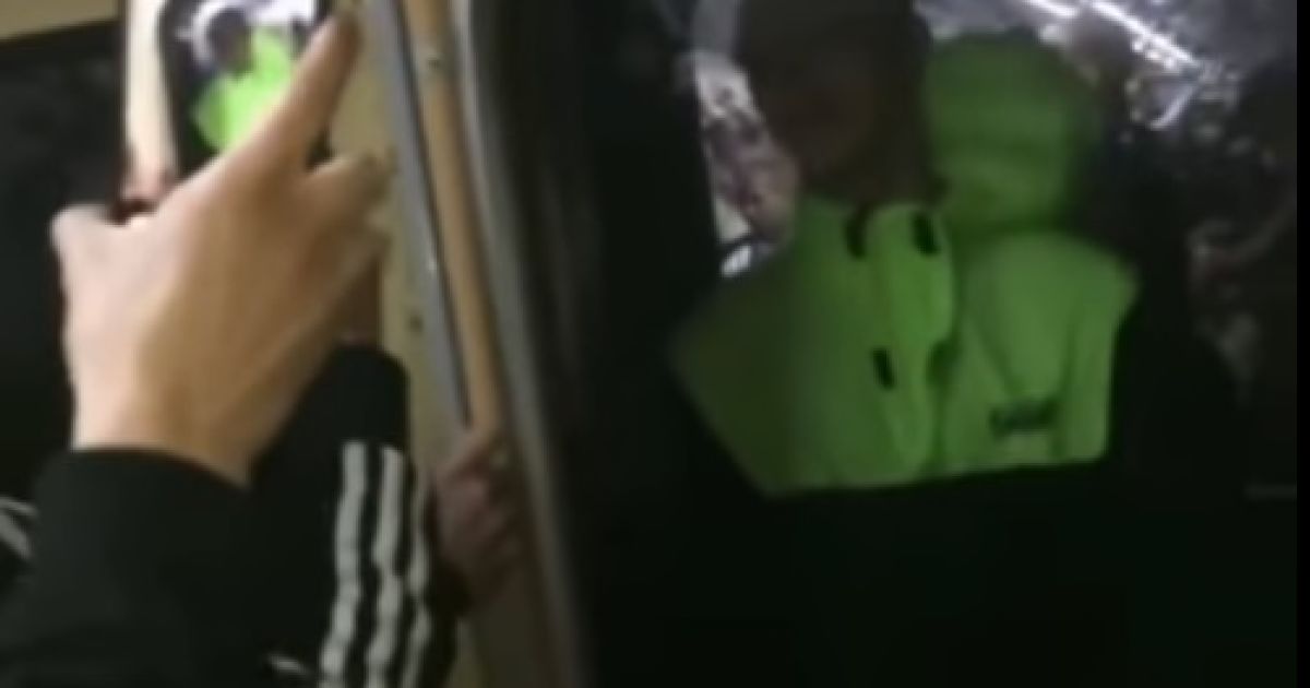 Небезпечні розваги. У Харкові юнак проїхав кілька зупинок між поїздами метро