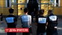 С приветствиями, молитвами и скандалами в Украине отмечают День учителя