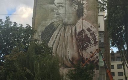 В центре столицы появился поразительно реалистичный портрет, посвященный украинской поэтессе