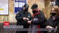 Новини України: київську владу критикують за введення спецперепусток у громадському транспорті