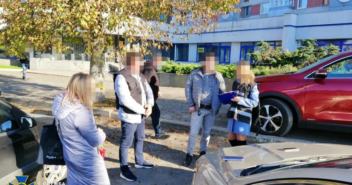 COVID-сертификат стоил 1,5 тыс. грн: в Черниговской области производили фальшивые "ковидные" документы (фото)