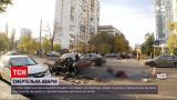 Новости Украины: возле метро Лукьяновская водитель арендованного автомобиля влетел в грузовик